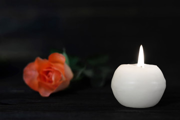 Obraz na płótnie Canvas White candle and rose