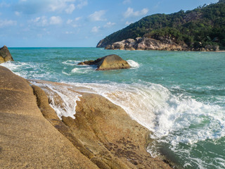 Fototapeta na wymiar The waves beat on the rocks of the coast of Koh Pangan. Thailand