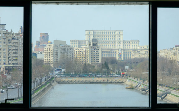 Blick aus Nationalbibliothek auf Haus des Volkes und Große Kathedrale