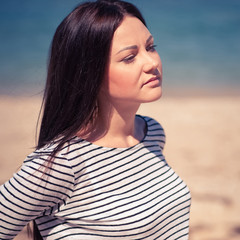 Fototapeta premium beautiful brunette woman on the beach