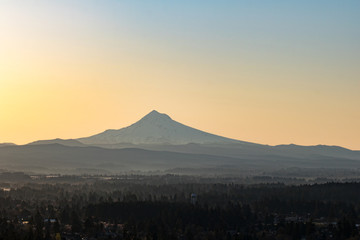 Naklejka premium Mount Hood w Golden Hour, Rocky Butte w Portland, Oregon