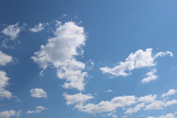 白い雲と春の青空