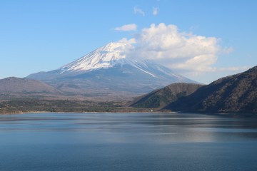 本栖湖の雲被る富士山