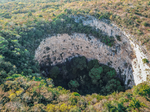 Aerial view of the amazing Sima de las Cotorras sinkhole, located in  Chiapas Mexico foto de Stock | Adobe Stock