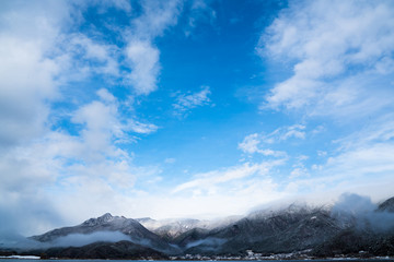 冬山と霞と青空