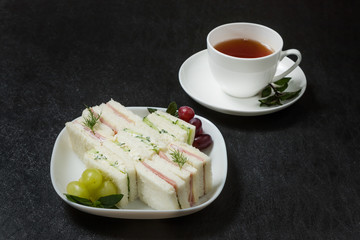 サンドイッチ　Ham and cucumber sandwich