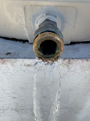 Agua potable saliendo de tinaco