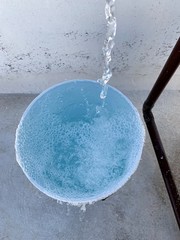 Agua potable llenando cubo 