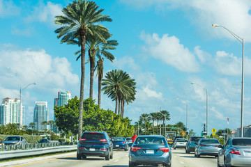 Obraz premium Traffic on the highway in Miami Beach