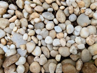 Fondo y textura de piedras de rio claras de color