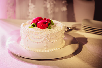 Verzierte Torte vor Tortenanschnitt an Hochzeit