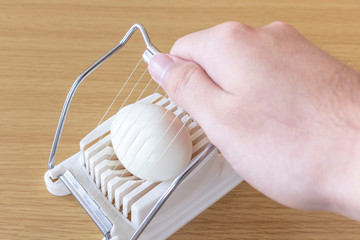 エッグスライサーの使用イメージ