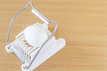 エッグスライサーの使用イメージ