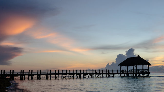 Langer Pier mit Strand am Sonnenaufgang in Playa del Carmen, Mexiko