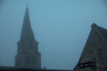 霧に霞む中世の町のシルエット2
