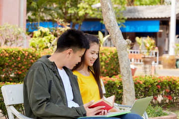 Student couple learning outdoors