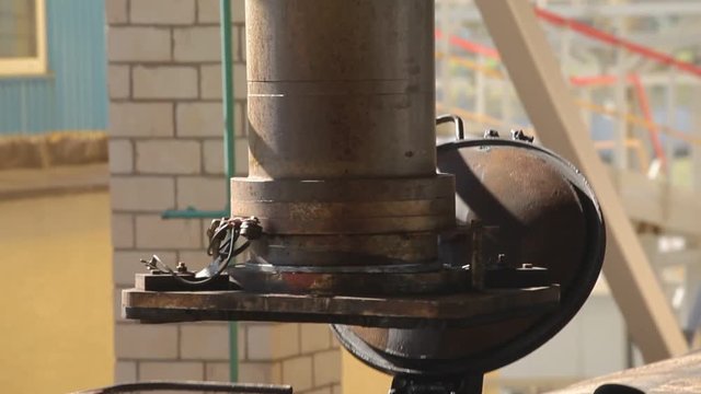Loading stands racks for filling rail tank cars. Device for pressurized top loading of oil and oil products into railway tanks with removal of vapors from the loading zone.
