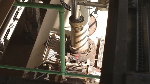 Loading stands racks for filling rail tank cars. Device for pressurized top loading of oil and oil products into railway tanks with removal of vapors from the loading zone.