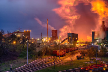 Fototapeta na wymiar Abstich in einem Stahlwerk im Ruhrgebiet