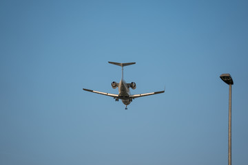 Flugzeug über Landebahn