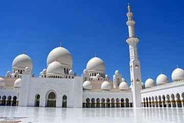 Fototapeta na wymiar Grand Sheikh Zayed Grand Mosque, Abu Dhabi, United Arab Emirates