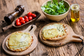 mini pizza 4 fromages
