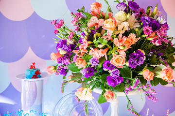 Obraz premium Luxury wedding table with flowers and trees. Beautiful flowers, close-up