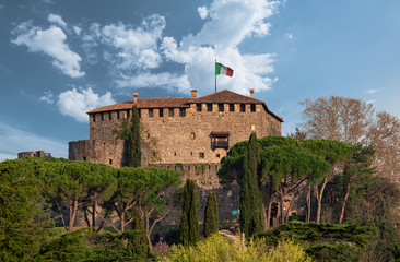 Castello di Gorizia con bandiera italiana, e pineta, in una giornata di sole in Friuli Venezia Giulia - obrazy, fototapety, plakaty