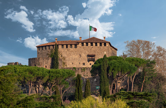 Castello di Gorizia con bandiera italiana, e pineta, in una giornata di sole in Friuli Venezia Giulia