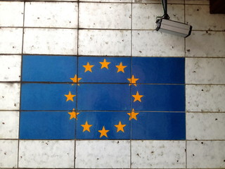 Alte Europaflagge vor Überwachungskamera