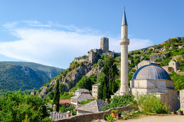 view on mosque in Počitelj village in Bosnia and Herzegovina - obrazy, fototapety, plakaty
