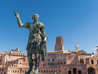 Fototapeta na wymiar Statue de Jules César à Rome avec le forum Trajan en fond