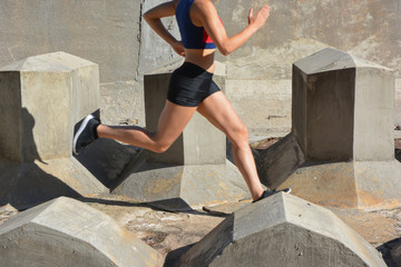 atleta femenina corriendo, saltando obstáculos