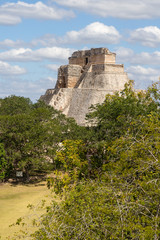Fototapeta na wymiar Piramides y monumentos mayas de Uxmal, en el estado de Yucatan, pais de Mexico