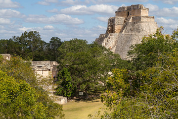 Piramides y monumentos mayas de Uxmal, en el estado de Yucatan, pais de Mexico