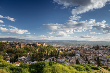 Fototapeta na wymiar Panorámicas de la ciudad de Granada con la Alhambra