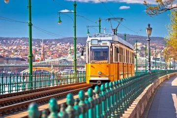 Poster Im Rahmen Blick auf die historische gelbe Straßenbahn Budapest Donau am Wasser © xbrchx