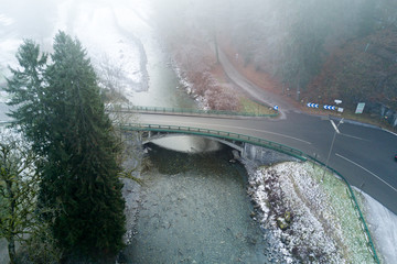Pont métallique dans les Alpes en Haute Savoie
