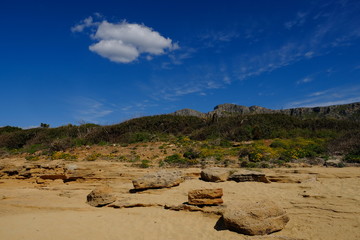 conjunto de rocas en playa