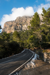 Carretera de monta&ntilde;a nevada