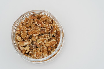 キャニスターに入ったクルミ