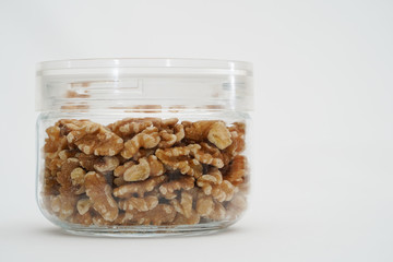 キャニスターに入ったクルミ
