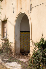 Fototapeta na wymiar Arch of the entrance of a house