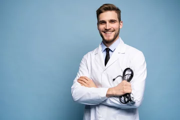 Foto auf Acrylglas Artz Porträt des überzeugten jungen Arztes auf blauem Hintergrund.