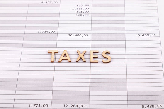 tassa  imposta con foglio con tabelle e  numeri 