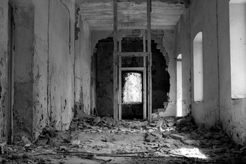 Fototapeta premium Wewnątrz opuszczonego domu