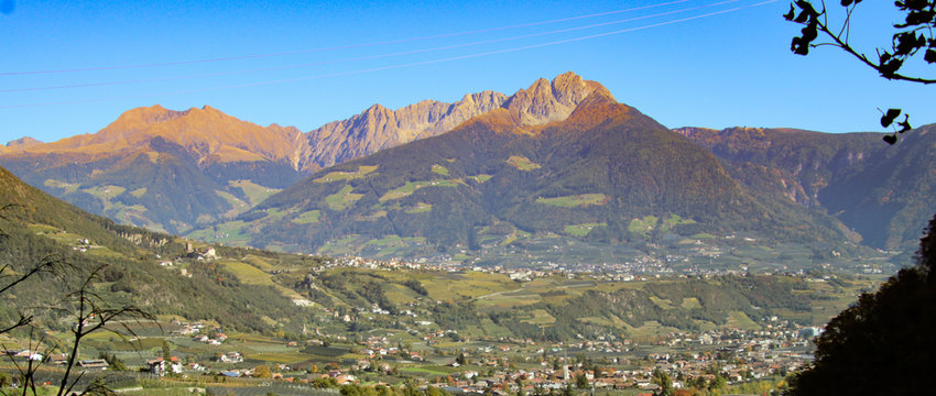 Dorf Tirol mit Hirzer und Ifinger