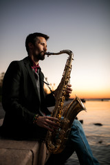 Obraz na płótnie Canvas street saxophanist performs