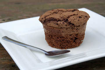 muffin moelleux au chocolat fait maison,isolé