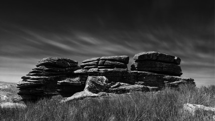 Geschichtete Steinplatten aus Granit auf einem Hügel im Dartmoor